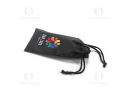 Bolsa para óculos preta de couro, com fecho de cordão e detalhes em metal. Contém etiqueta vazia e etiqueta de preço.