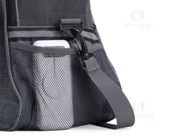 Bolsa em oxford para pets com bolso lateral, em cor marrom e fecho de zipper. Perfeita para transportar de forma segura e