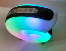 Bola de futebol com sistema de segurança e equipamento de ressonância magnética computadorizada, representando o esporte e a