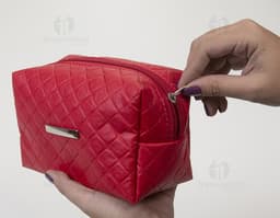Necessaire puff matelassê em couro amarelo - perfeita para te acompanhar em todas as ocasiões especiais! Ideal para