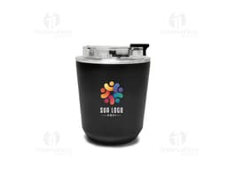 Copo térmico de 280ml em cerâmica preta e metal de cor prateada, com alça e tampa. O copo está vazio e posicionado sobre uma