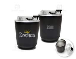 Copo térmico de 280ml em cerâmica preta e metal de cor prateada, com alça e tampa. O copo está vazio e posicionado sobre uma