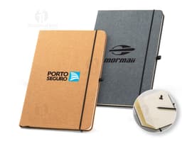 Caderno A5 com capa dura, perfeito para suas anotações no escritório. Ideal para fazer listas, escrever lembretes e organizar