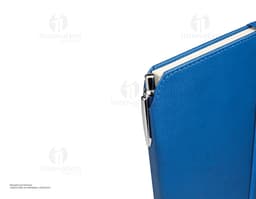 Caderno A6 de capa dura em cortiça ideal para o seu escritório. Organize suas notas e documentos com estilo e praticidade.