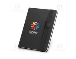 Caderno A5 em couro sintético preto, vazio e aberto em cima de um notebook com teclado preto.