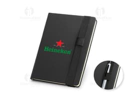 Caderno A5 em couro sintético preto, vazio e aberto em cima de um notebook com teclado preto.