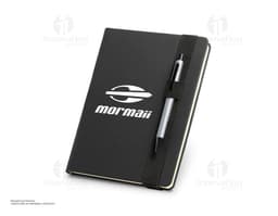 Caderno A5 em couro sintético preto, vazio e aberto em cima de um notebook com teclado preto.