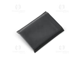 Caderno A5 em couro sintético preto, vazio e aberto em cima de um notebook com teclado preto.