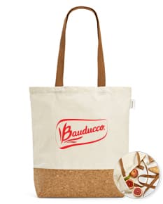 Sacola de compras feita de 70% algodão reciclado, com textura marrom de juta, vazia e sem ninguém perto. Na sacola há pão