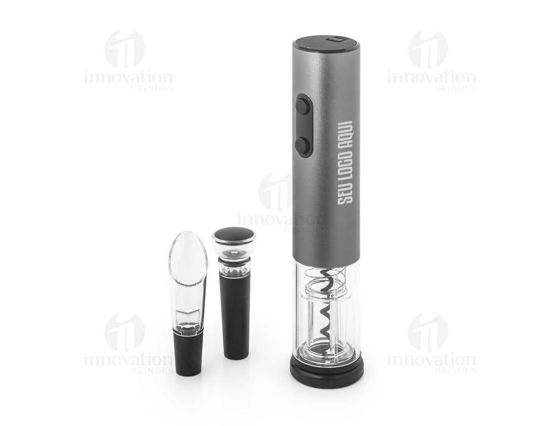 Conjunto de saca-rolhas elétrico em metal prateado, contendo também um perfume preto, uma garrafa de bebida, um frasco de