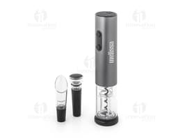 Saca-rolhas elétrico em um conjunto contendo diversos acessórios e utensílios de metal, incluindo um spray de cabelo, batom