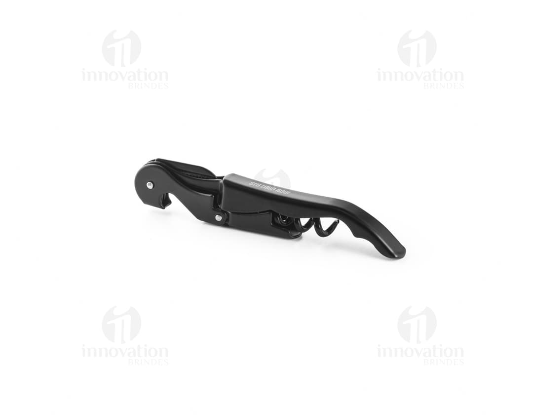 Saca-rolhas em metal e PP, com design de aço inoxidável e cabo preto em plástico. O utensílio possui função de abridor de