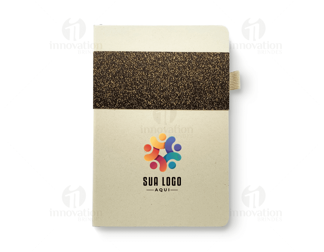 Caderno de anotações em couro marrom com costura aparente e fecho de botão na capa.