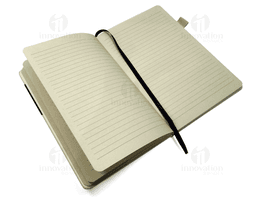 Caderno de anotações em couro marrom com costura aparente e fecho de botão na capa.