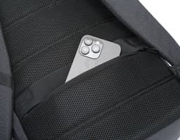 Mochila para Notebook Premium em couro preto com textura moderna e elegante. Possui fecho de botão, cinto de segurança