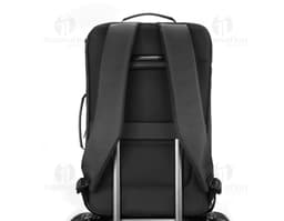 Mochila para Notebook Premium preta de couro com alça de metal cromado e detalhes em prata. Ideal para viagens de negócios e