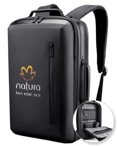 Mochila preta feita de poliéster, com alças acolchoadas e porta USB. Possui capacidade para armazenar um notebook de 15,6