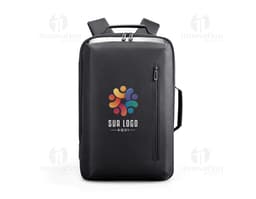 Mochila preta feita de poliéster, com alças acolchoadas e porta USB. Possui capacidade para armazenar um notebook de 15,6