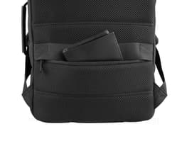 Mochila preta feita de poliéster, com alças acolchoadas e porta USB. Possui capacidade para armazenar um notebook de 15,6