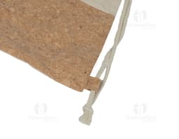 Sacola/Mochila de Algodão em madeira antiga, com design vintage e textura em marrom. A sacola está vazia, apoiada em um