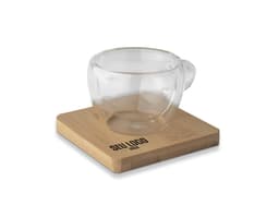 Dois copos de parede dupla, cada um com capacidade de 60ml, feitos de bambu.
