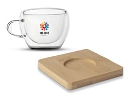 Dois copos de parede dupla, cada um com capacidade de 60ml, feitos de bambu.