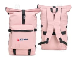 Mochila de couro sintético preta de 41 litros, ideal para uso diário ou viagens. Elegante e moderna, perfeita para mulheres e