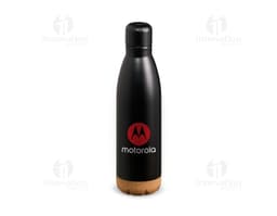 Garrafa Térmica Inox 500ml em uma mesa com várias garrafas de vinho, taças, rolhas e uvas. A garrafa de vidro está vazia e