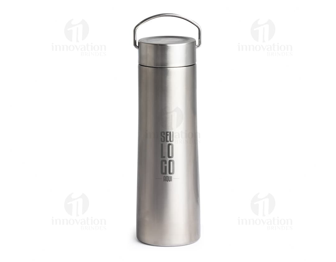 Garrafa térmica 760ml em inox, equipamento de metal, prateado, design moderno, contendo líquido transparente, reflexos
