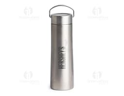 Garrafa térmica de 760ml em inox, com design elegante e clean. Ideal para manter líquidos quentes ou frios por mais tempo.
