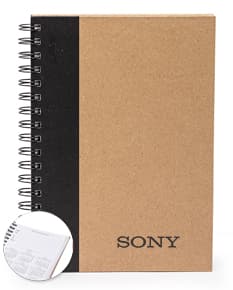 Caderno com capa kraft em textura marrom vazia, pronto para anotações e mensagens. Páginas em branco com design vintage e