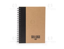 Caderno Capa Kraft em branco, com espiral marrom, em um escritório vazio. O caderno está aberto em uma página em branco