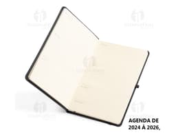 Planner Emborrachado Anual em design moderno e 3D, com espaço para armazenamento de dados digitais em notebook e videodisk.