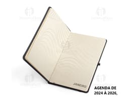Planner Emborrachado Anual em design moderno e 3D, com espaço para armazenamento de dados digitais em notebook e videodisk.