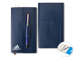 Kit para anotações com caneta, bloco de notas, papel em branco e diversos materiais de escrita e desenho, ideal para uso em