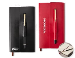 Kit para anotações com caneta, bloco de notas, papel em branco e diversos materiais de escrita e desenho, ideal para uso em
