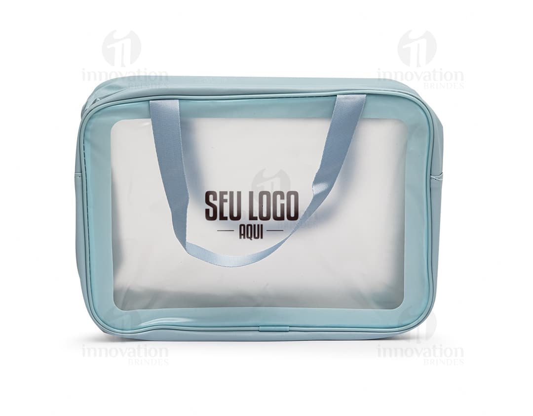 Nécessaire PVC Impermeável em formato de mochila, design moderno e clean, com fecho em metal cromado. Feito em material