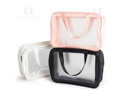Nécessaire PVC Impermeável em formato de mochila, design moderno e clean, com fecho em metal cromado. Feito em material