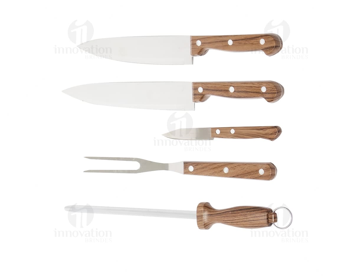 Kit churrasco de 5 peças, contendo faca, garfo, espátula, pegador e amolador. Feito de metal e madeira, ideal para uso em