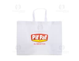 Sacola TNT dourada com laço de fita vermelha, utilizada como embalagem para presentes de várias ocasiões, como aniversários