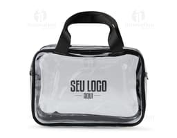 Nécessaire PVC em tom azul marinho com fecho em zíper e etiqueta de marca transparente.