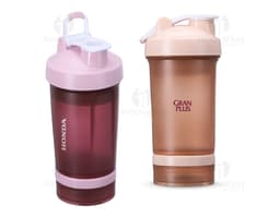 Coqueteleira Plástica 500ml transparente com tampa preta em fundo branco.