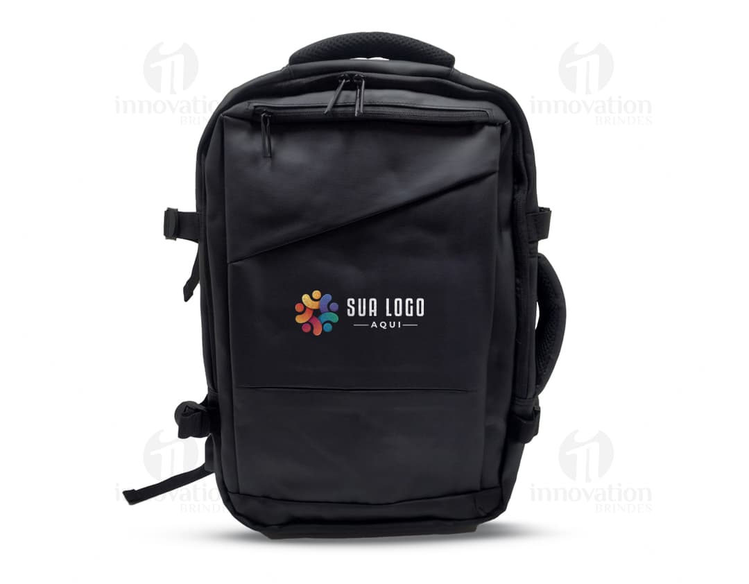 Mochila feminina na cor rosa com detalhes em dourado, feita de couro sintético, possui alças ajustáveis e bolso frontal com