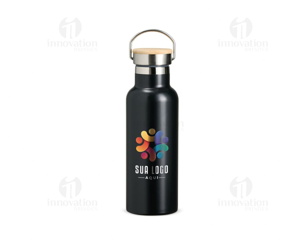 Garrafa térmica inox de 500ml com rótulo marrom e tampa, contendo líquido transparente. A garrafa está sobre um fundo branco