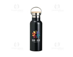 Garrafa térmica inox de 500ml com rótulo marrom e tampa, contendo líquido transparente. A garrafa está sobre um fundo branco