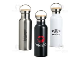 Garrafa térmica inox de 500ml com rótulo marrom e tampa, contendo líquido transparente. A garrafa está sobre um fundo branco