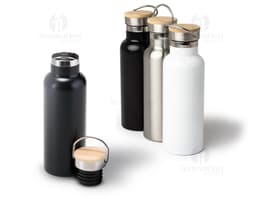 Garrafa térmica inox de 500ml com rótulo marrom e tampa, contendo líquido transparente. A garrafa está sobre um fundo branco