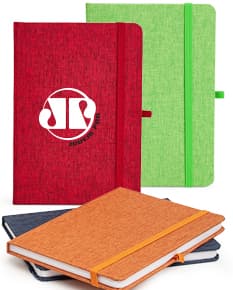 Caderneta em linho com porta caneta, em cores neutras, com capa protetora, folhas em branco e fecho de elástico. Ideal para