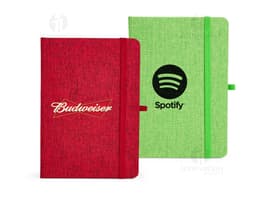 Caderneta em linho com porta caneta, em cores neutras, com capa protetora, folhas em branco e fecho de elástico. Ideal para