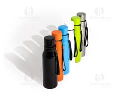 Garrafa de plástico transparente de 750ml com tampa, utilizada para armazenar líquidos.